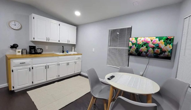 Cheerful Tiny House, 35 min to Key West, comes with free pool and parking