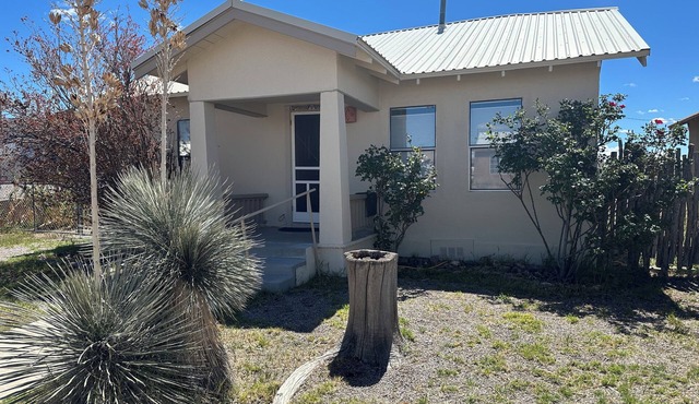 Cheerful Bungalow Walking Distance from Hot Springs District for Long Term Stays
