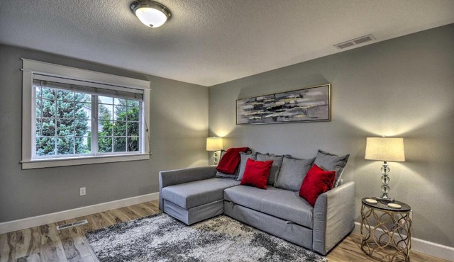 Chic Battle Ground Apartment ~ 18 Mi to Vancouver!