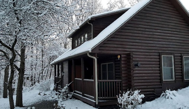 Chic One-Bedroom Suite With Jacuzzi Tub for Romantic Getaway near Columbus, Ohio