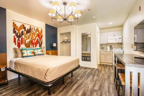 Chic Studio Retreat in Tolleson for 2 Guests