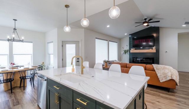 Chic & Stylish/King bd/Fireplace