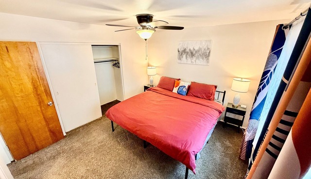 Cincy Furnished Stays Amber Glow King near Downtwn