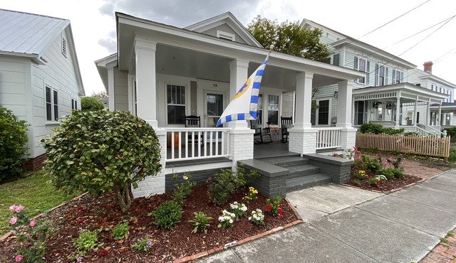 Classic bungalow with water views, dog friendly & 3 block walk downtown