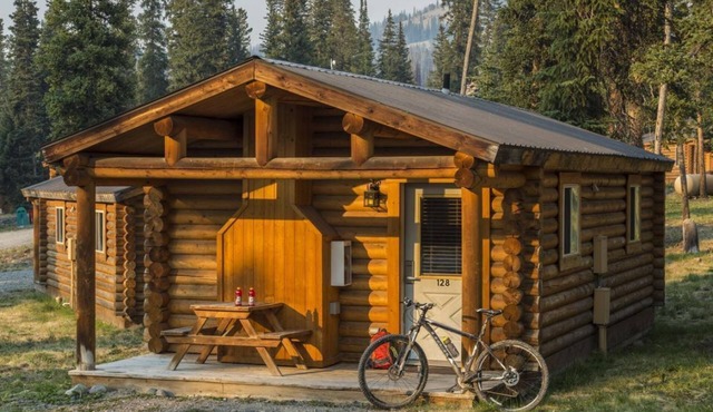 Clean and Safe! Naturalistic Getaway! Spacious Cottage, Close to Attractions