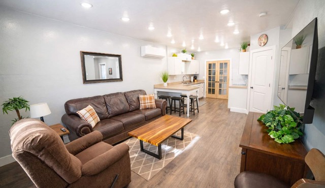 Clean In-Town, 2BR Sleeps 4, Walk to Shops & Dining