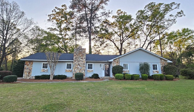 Clean, Safe, and Convenient with Ping Pong and FirePit 3 bedroom sleeps 6