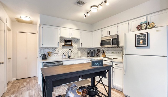 Coffee House! Mesa-Tempe-and a King Bed! Prime location- Walk to Sloan Park!