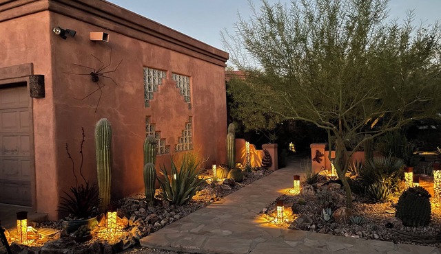 Colorful Gallery Home at the Base of Mt. Lemmon, La Casa de Coco