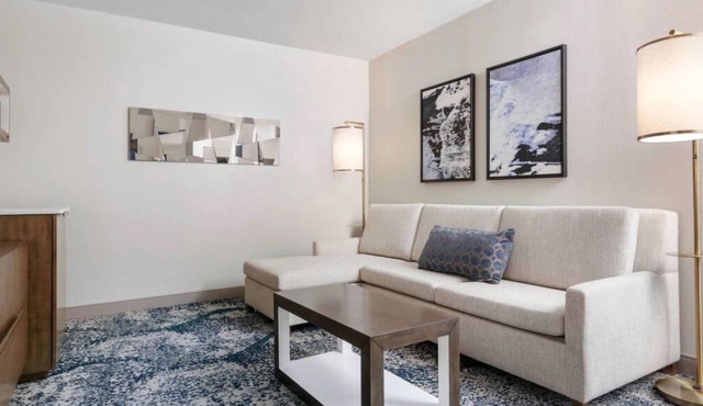 Comfort and Convenience! Onsite Pool, Close to Cape Henry Lighthouse