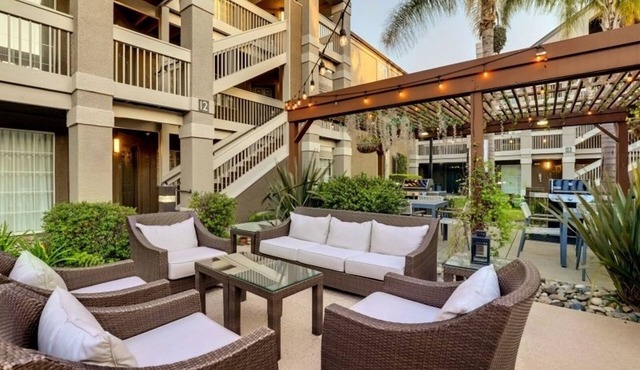 Comfortable Queen Suite with Roll-In Shower, Close to Sunnyvale Attractions!