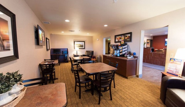 Comfortable Room with Full Kitchen and Parking!