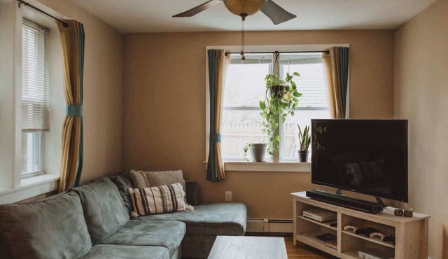 Comfy 1BR unit off Thames St with Parking