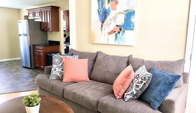 Comfy Easeful Two Bedroom Apartment. 30 Minutes to Boston
