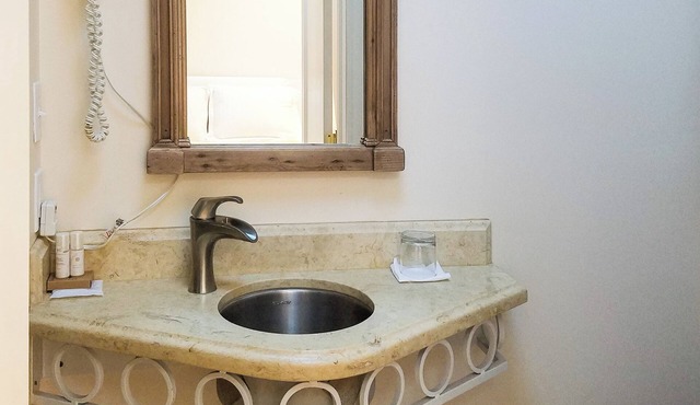 Completely private bedroom with ensuite bathroom for one person.
