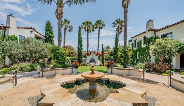 Condo in Trendy Neighborhood Within Walking Distance to Beach!