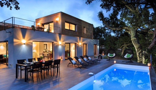 Contemporary Family Villa with Heated Saltwater Pool near Village and Pinarello