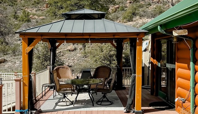 Cool getaway near lake & National Forest with treehouse & outdoor entertainment
