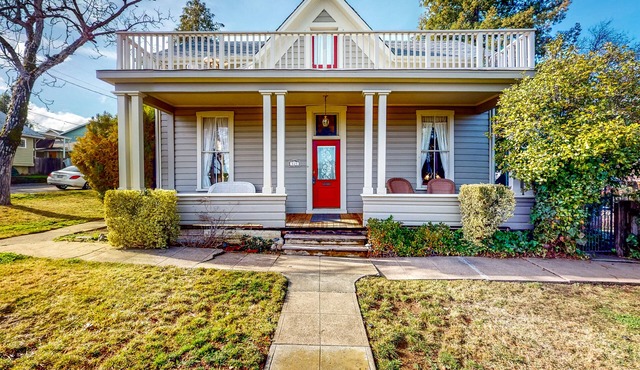 Corner Lot Home, Carriage House & Enchanting Yard