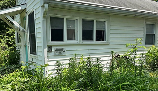Cottage #6 Wild Goose on the left of Main House