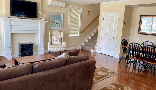 Cottage in Heart of Downtown Newport