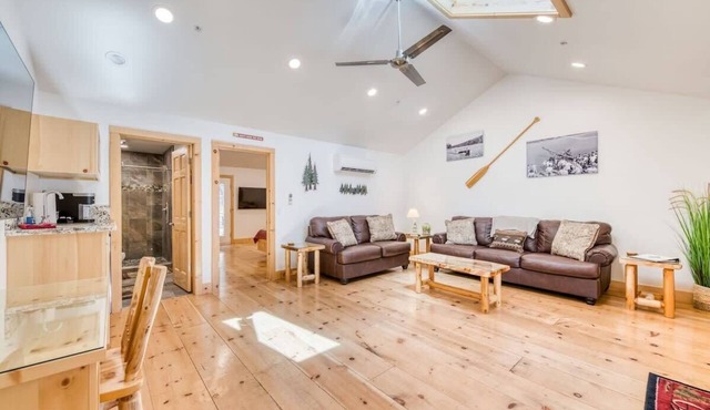 Cottage Like Suite w/Private Hot Tub