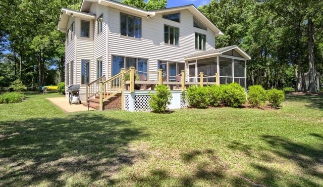 Cottage on Hudgins Creek looks out Stutts Creek to the Chesapeake Bay