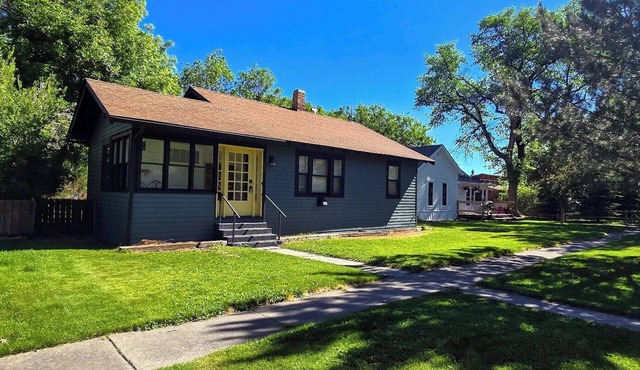 Cottonwood Cottage- Walk to historic Downtown Cody, private yard