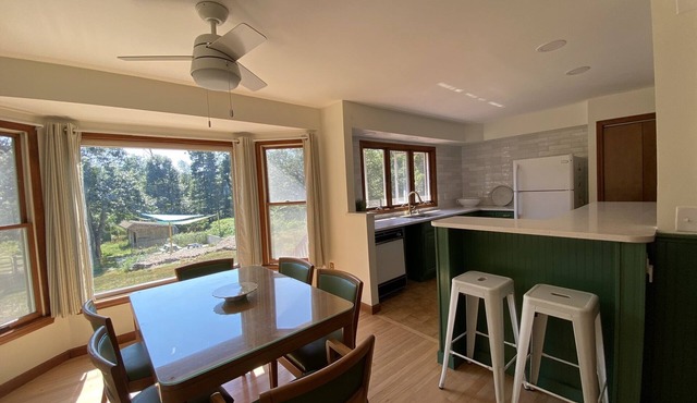 Country Beach Hideaway -10 min to Narragansett/Newport and beautiful RI beaches!