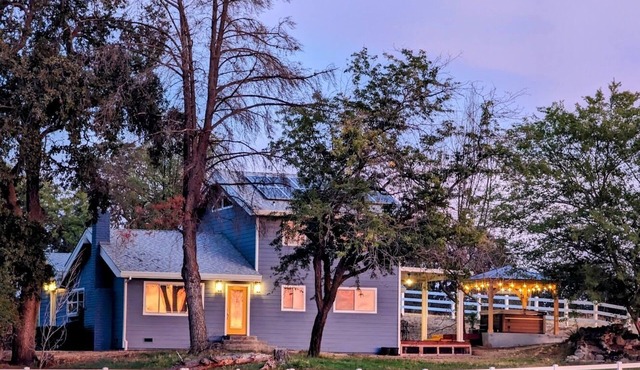 Country Farmhouse on Wine Trail Hot Tub & Pool Table