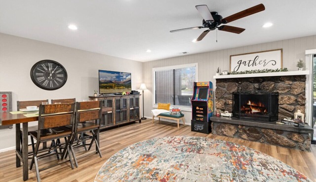 County Club Townhome *Packman Game, Xbox, Golf course Views, Near Forest Edge
