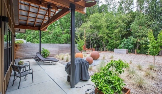 Couples Getaway, Luxurious Accomodations, Private Yard
