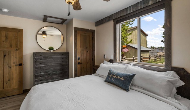 Cozy 1-bedroom condo in West Yellowstone, 1 minute to park! Little Tuckaway