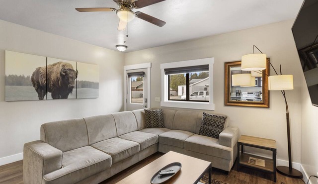 Cozy 1-Bedroom Yellowstone Hideaway, 1 Minute from Yellowstone Park!