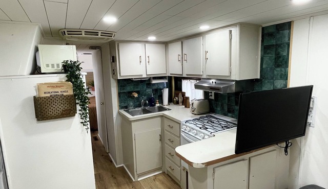 Cozy 1-bedroom vintage travel trailer in serene Mesa/gilbert area with AC