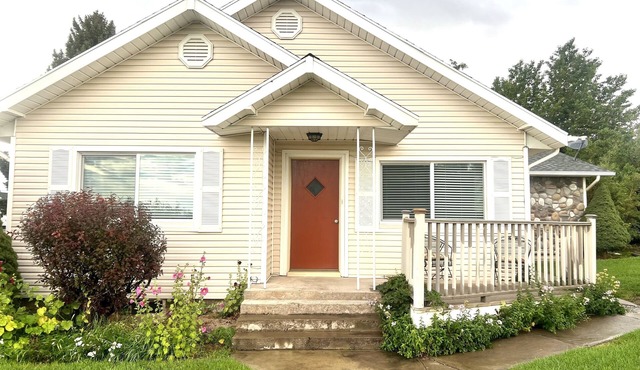 Cozy 1950s Vintage Cottage on Main near Capitol Reef