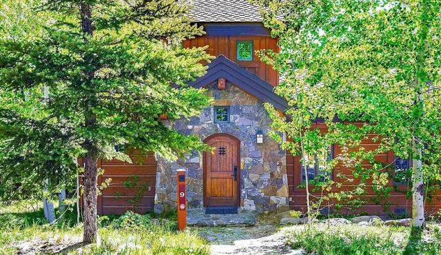 Cozy 2-bedroom, 2.5 Bath Cabin located in the Tamarack Ski Resort, Donnelly, ID.