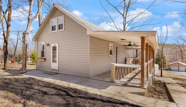 Cozy 2-bedroom cabin on Nolin Lake with WiFi, AC