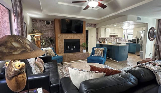 Cozy 2-bedroom condo by Sabino Canyon in Tucson w pool, pickleball and gym.