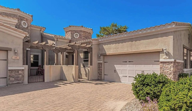 Cozy 2-bedroom condo with fitness room, community pool, and hot tub- Mesa