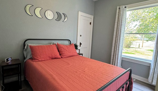 Cozy 2-bedroom house in peaceful Colo with AC