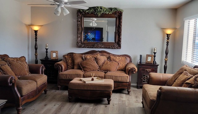Cozy 3-bed home Pet friendly near Beaches on the River and close to Shopping!
