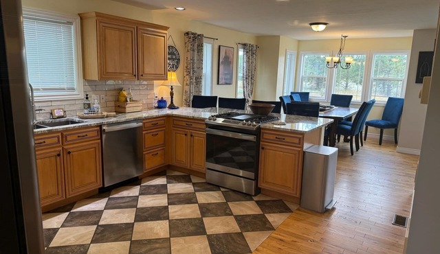 Cozy 3BR Cabin Peaceful Views Near McCall, Tamarack, & Hot Springs