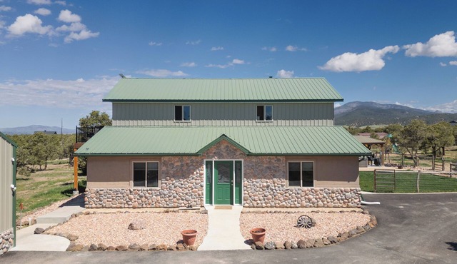 Cozy 4-bedroom house with 3-horse barn in charming Beaver with WiFi