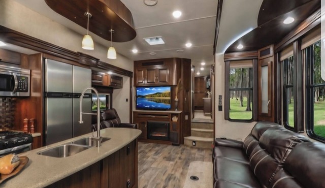 Cozy 5th wheel pool side escape. Sleep up to 6. 30 min to L.V., lake, skiing.