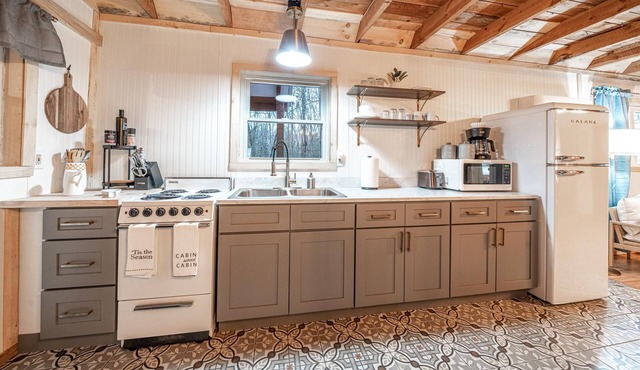 Cozy A-Frame Cabin Retreat w/AMAZING Back Porch- Perfect Relaxation in DBNF/RRG