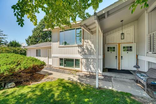 Cozy Apt w/Private Deck, 2 Mi to Toyota Center!
