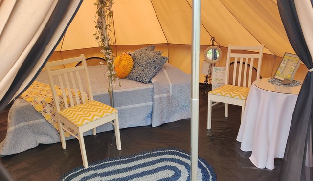 Cozy Beach Cove Yurt, glamping by the river 2mi from Quinn's Hot Springs Resort.