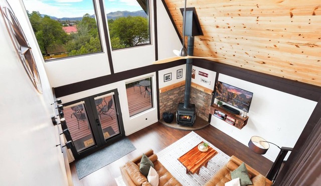 Cozy Boulder Cabin Close to downtown Hot Tub BBQ Grill Firepit