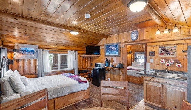 Cozy Bucking Moose, Moose Cabin with 2 Queens, just a minute from Yellowstone!